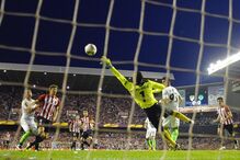 Llorente acaba com sonho do Sporting na Europa