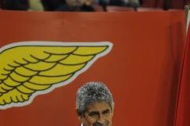 benfica, adeptos, taça, campeões, europa, monumento, escultura