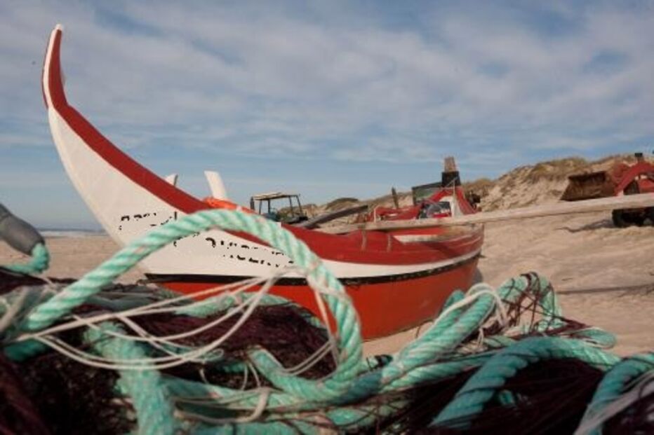 Embarcação, xávega, pescadores, naufrágio, praia, tripulantes, salvo