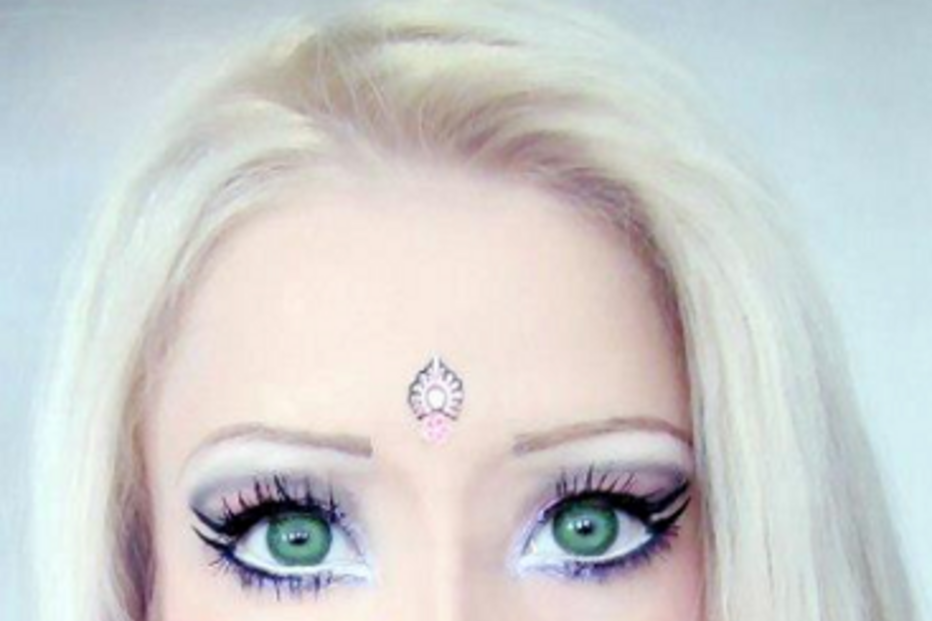 Copy (2012-04-24 17:28:14) Russa torna-se famosa por ser a Barbie de carne e osso