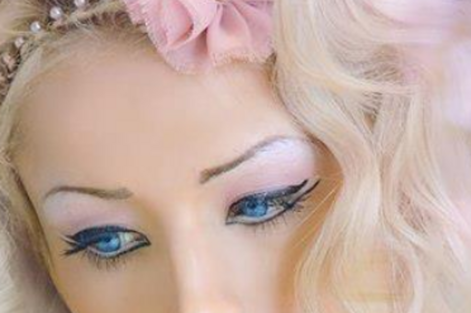 Mulheres com corpo de 'Barbie'... e ainda um 'Ken'