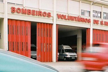 MENOR, ELEVADOR, BOMBEIROS, SÃO MAMEDE DE INFESTA