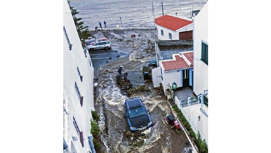 O mau tempo tem assolado os Açores nos últimos dias