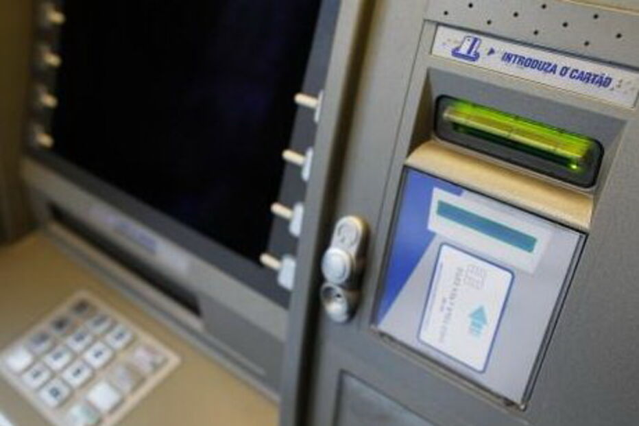 rebarbadora, atm, assalto, caixa, multibanco, tabaco, roubo, supermercado, pingo doce, bairro do afonseiro, moita