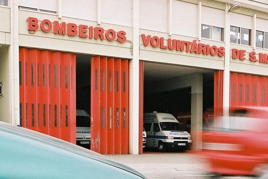 MENOR, ELEVADOR, BOMBEIROS, SÃO MAMEDE DE INFESTA
