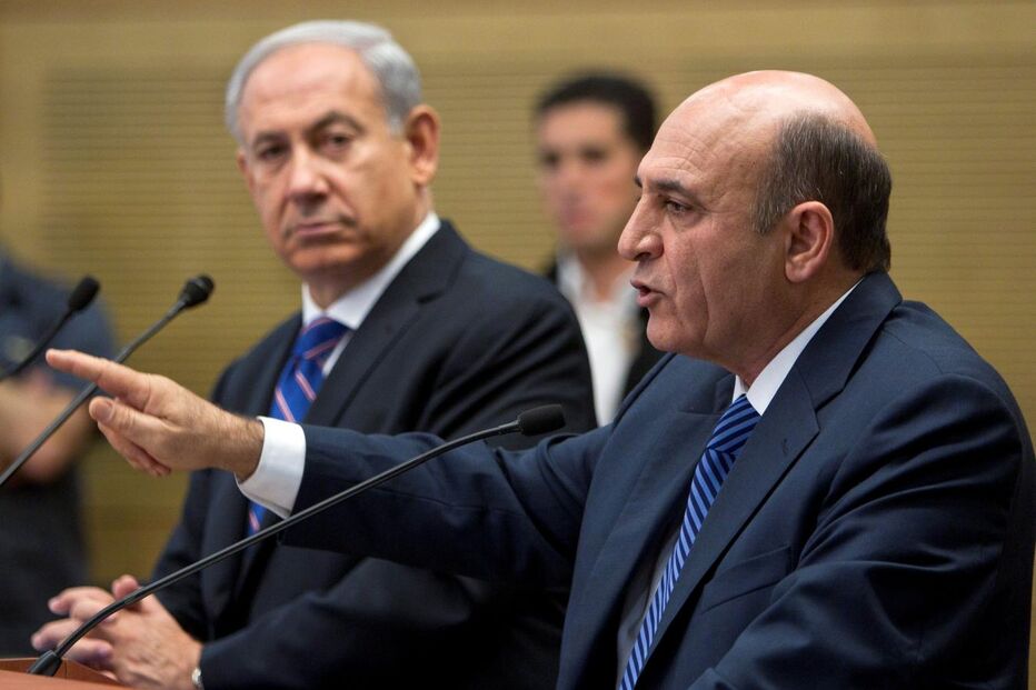 O primeiro-ministro israelita, Benjamin Netanyahu, e o líder do Kadima, Shaul Mofaz (à dir.), formaram governo de coligação e evitaram eleições antecipadas, que já tinham sido agendadas para Setembro. (Jim Hollander/EPA)