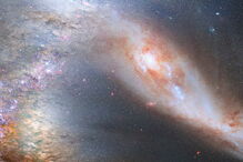 Uma imagem criada em computador pela NASA mostra como será o céu minutos antes da fusão entre a Via Láctea e a galáxia vizinha Andrómeda. As duas colidirão daqui a quatro mil milhões de anos e formarão uma única galáxia.