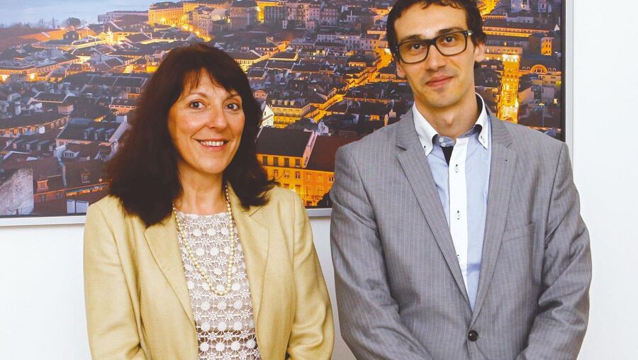 Filomena Villas Raposo e Rosas Mendes no gabinete de apoio