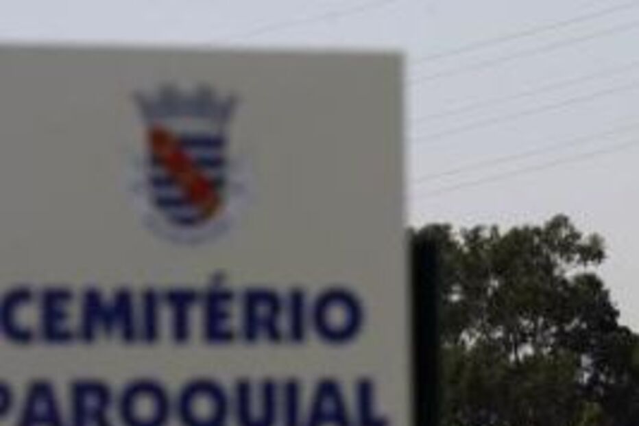 cemitério, rio de mouro, vandalismo, campas, floreiras, chapas