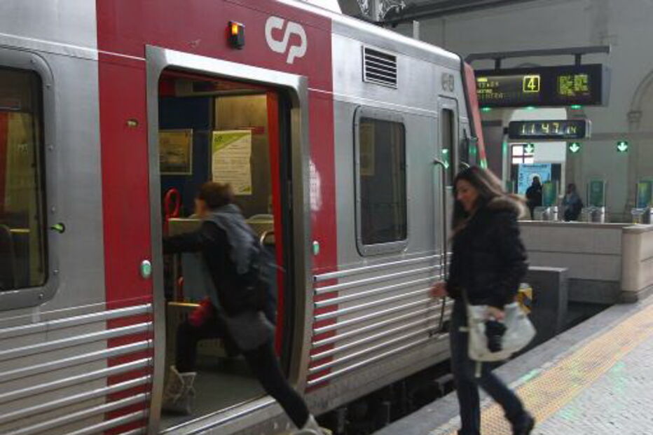 comboios, cp, greve, maquinistas, revisores, transportes, passageiros