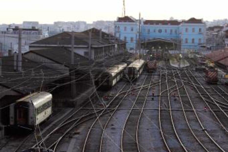 CP, Comboios, Paralisação, Greve, Maquinistas, Revisores, Feriado, 10 de Junho, Acordo de empresa, Subsídio de férias, Subsídio de Natal