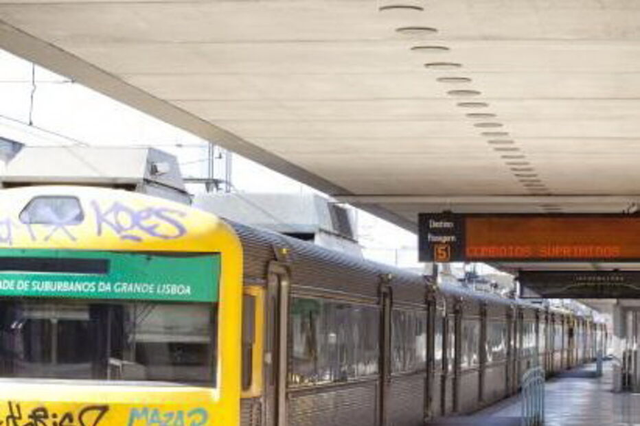 cp, comboios, greve, maquinistas, revisores, feriado