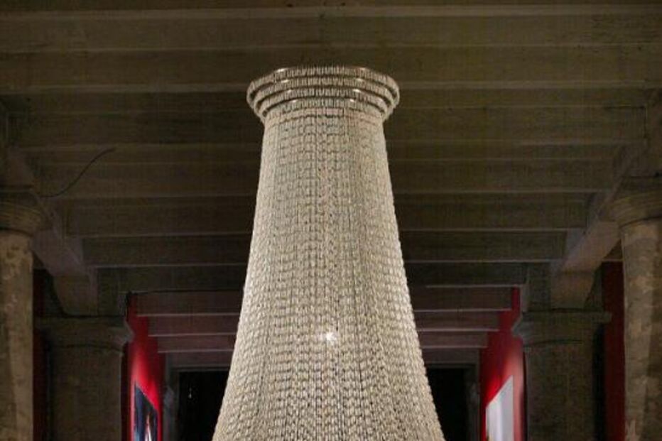 Cultura, Artes Plásticas, censura, Joana Vasconcelos, lustre de tampões, 'A Noiva', Castelo de Versalhes, exposição, arte contemporânea