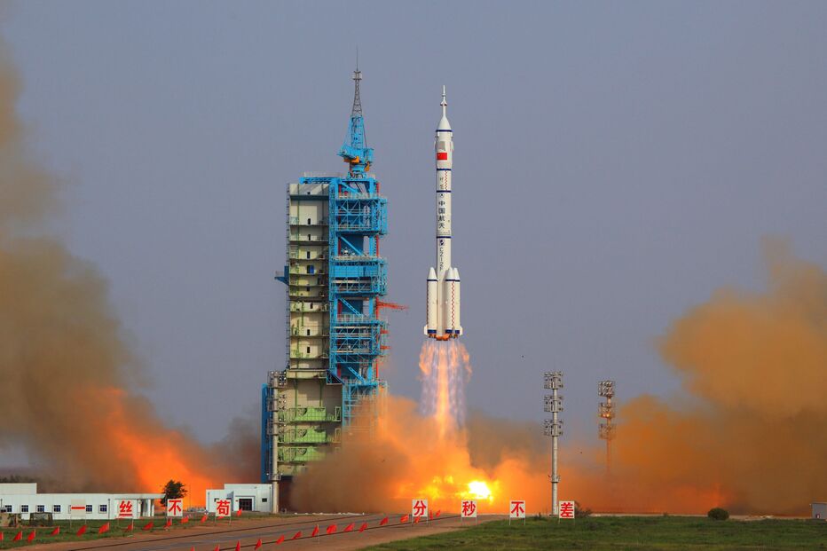 A China enviou ontem para o Espaço a sua primeira astronauta, Liu Yang, piloto da Força Aérea de 34 anos, numa missão de dez dias para colocar em órbita da Terra uma estação espacial permanente. A bordo da ‘Shenzhou-9’ vão mais dois astronautas.