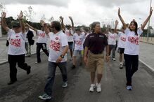 Mais de 200 pessoas, entre elas a antiga atleta Aurora Cunha, alertaram ontem, em Vila Nova de Famalicão, para o risco de morte dos doentes com diabetes. (Hugo Delgado/Lusa)