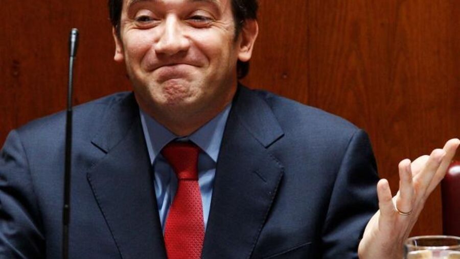 Primeiro-ministro recusa retirar confiança política a Miguel Relvas 