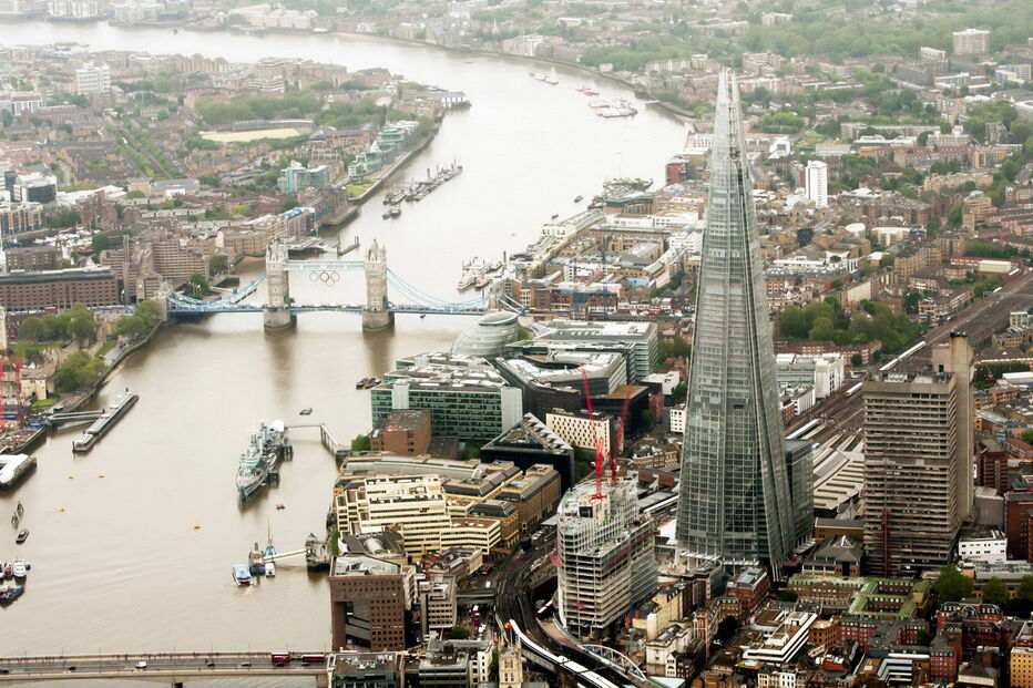 Londres inaugurou ontem o ‘The Shard’, o maior arranha-céus da União Europeia, com 87 andares e 310 metros de altura. Doze mil pessoas vão passar diariamente pelo edifício, que terá um hotel de cinco estrelas e 600 mil metros quadrados de escritórios. 