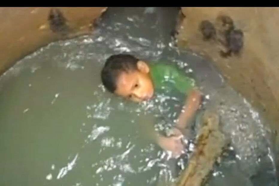 Na Colômbia, um menino de três anos, desaparecido há um dia, foi resgatado de um esgoto em Barranquilla. Brincava com irmãos quando caiu num buraco e foi arrastado para o esgoto (direitos reservados)