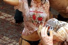 Espanha volta a vibrar com ousadia em festa do tomate