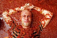 Espanha volta a vibrar com ousadia em festa do tomate