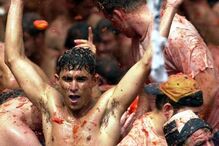 Espanha volta a vibrar com ousadia em festa do tomate