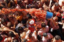 Espanha volta a vibrar com ousadia em festa do tomate