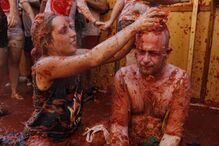 Espanha volta a vibrar com ousadia em festa do tomate