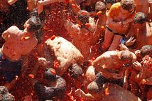 Espanha volta a vibrar com ousadia em festa do tomate