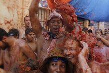Espanha volta a vibrar com ousadia em festa do tomate