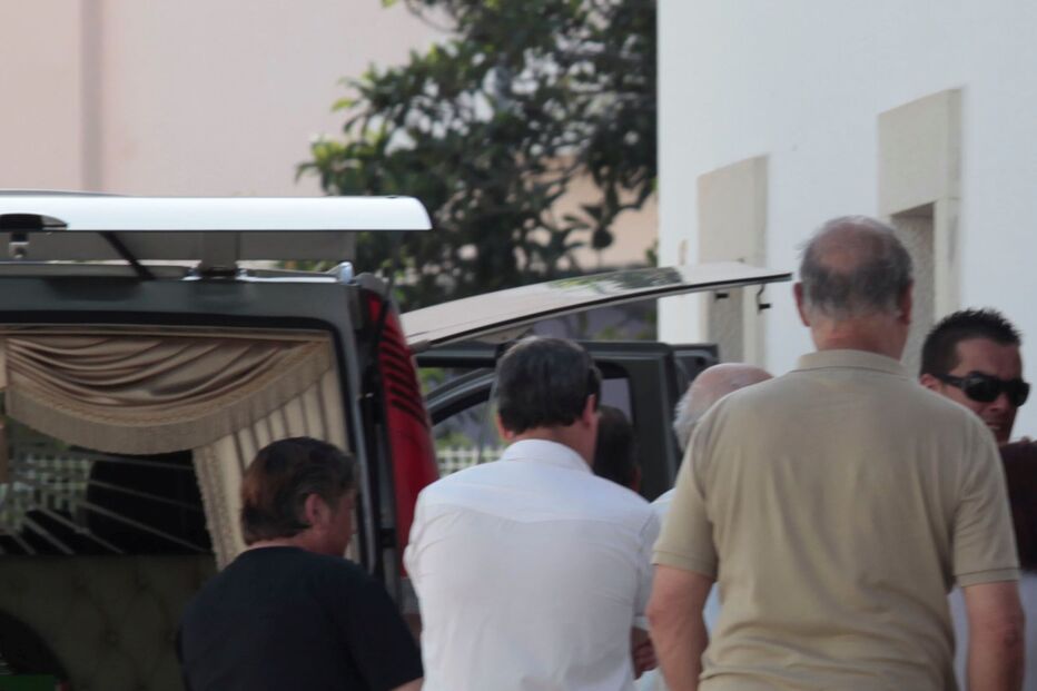 Emoção marca adeus a Lara   