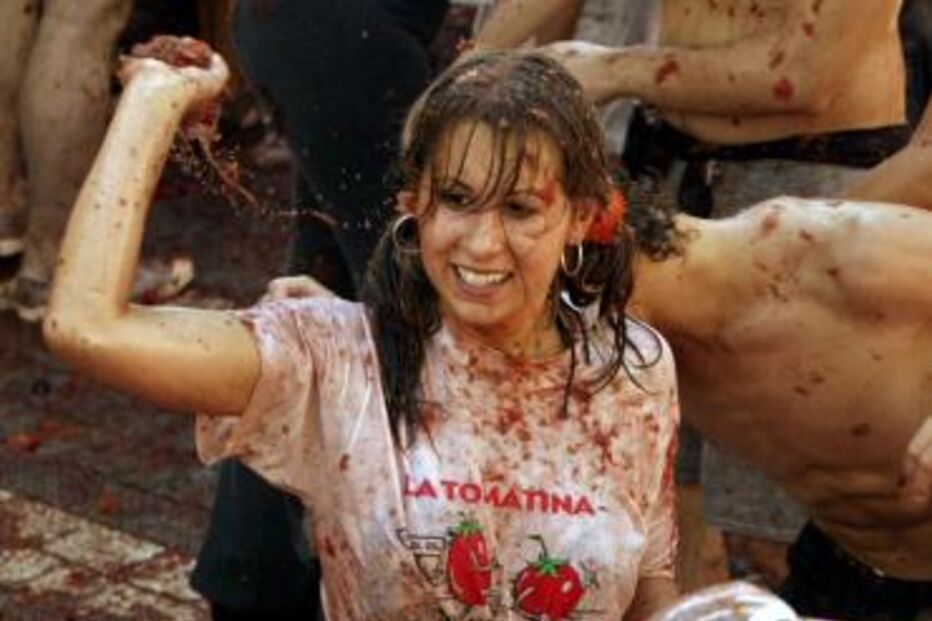 Espanha volta a vibrar com ousadia em festa do tomate