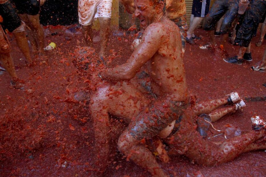 Espanha volta a vibrar com ousadia em festa do tomate