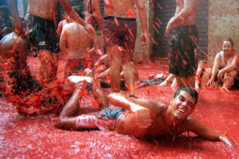 Espanha volta a vibrar com ousadia em festa do tomate