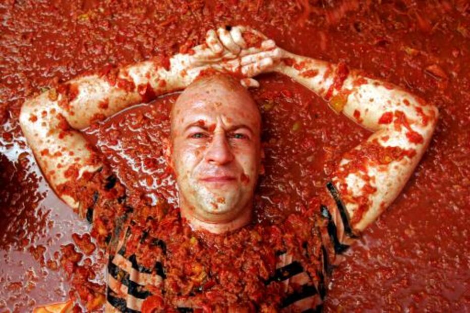 Espanha volta a vibrar com ousadia em festa do tomate