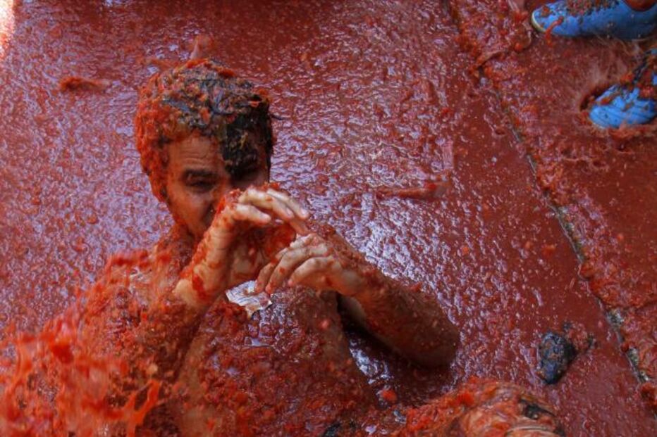 Espanha volta a vibrar com ousadia em festa do tomate