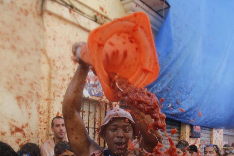Espanha volta a vibrar com ousadia em festa do tomate