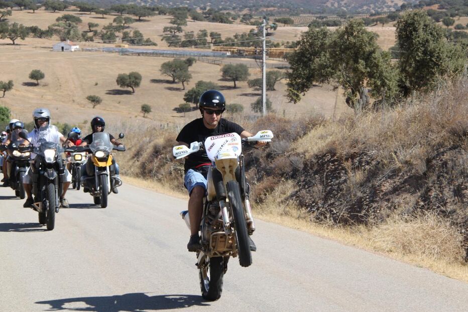 Três mil motociclistas exibiram ontem os seus veículos de duas rodas no passeio pelo concelho de Vidigueira que assinalou o encerramento da 14.ª edição da Concentração Motard. O concurso ‘Miss T-Shirt Molhada’, o ‘show de strip’ e os concertos foram outros atractivos do evento. (Nelson Filipe Vaz)