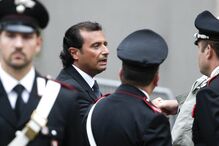 Itália: Francesco Schettino, comandante do navio ‘Costa Concordia’, que naufragou em Janeiro ao largo da Toscânia, causando a morte a 32 pessoas, começou ontem a ser julgado. Na primeira sessão pediu desculpa aos familiares das vítimas. (Max Rossi/Reuters)