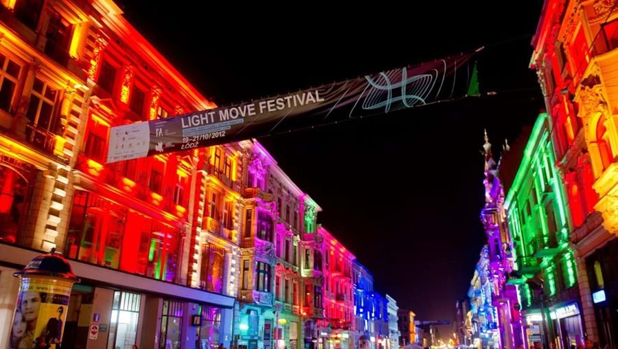 O Festival de Luz de Lodz, na Polónia, estreou ontem com a iluminação de dezenas de edifícios no centro da cidade. Até amanhã, os visitantes vão poder observar centenas de instalações artísticas feitas a partir de projecções de luz e vídeo. 