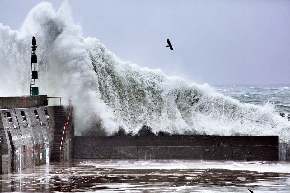 A tempestade tropical ‘Nadine’ passou ontem pelas ilhas dos Açores sem causar danos relevantes. O Instituto de Meteorologia prevê hoje a dissipação da tempestade. O dispositivo da Protecção Civil começa também a ser desmobilizado. (António Araujo/Lusa)