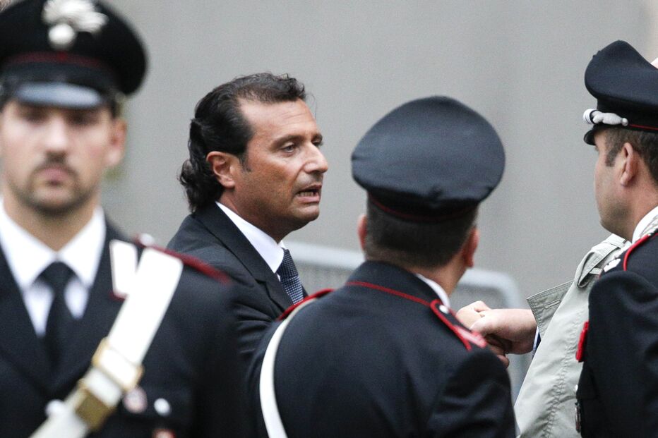 Itália: Francesco Schettino, comandante do navio ‘Costa Concordia’, que naufragou em Janeiro ao largo da Toscânia, causando a morte a 32 pessoas, começou ontem a ser julgado. Na primeira sessão pediu desculpa aos familiares das vítimas. (Max Rossi/Reuters)