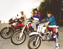 Maio de 1998: João Vale e Azevedo posa com os filhos, Francisco e João, na casa de Sintra, antes de um passeio de mota