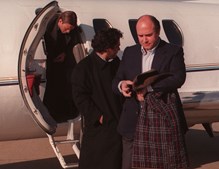 Transferência de Cadete. O jogador na companhia do empresário e do presidente do Benfica à chegada ao aeroporto de Lisboa (1998)