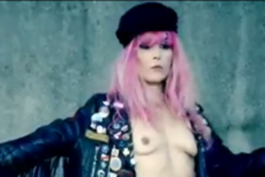 teledisco, videoclip, rollingstones, noomi rapace, nudez, seios, millenium, gloom and doom