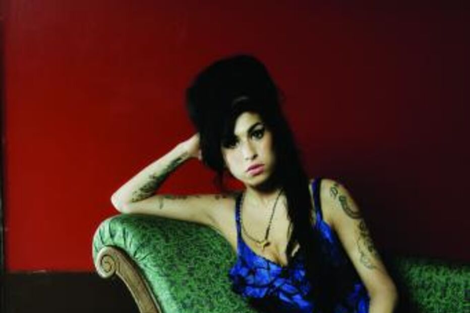 amy winehouse, cantora, morte, casa, londres, vestido, noiva, armário