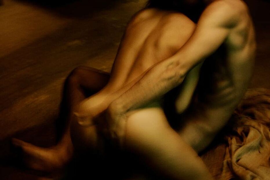 Mulheres em êxtase sexual marcam exposição ousada em Paris