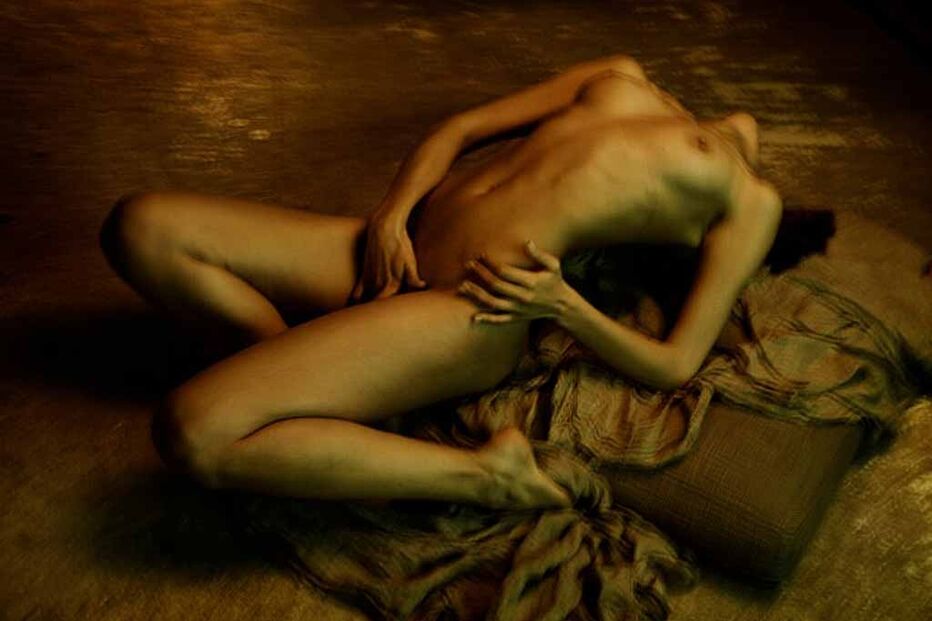 Mulheres em êxtase sexual marcam exposição ousada em Paris