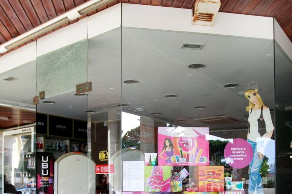 PERFUMARIA, ROUBO, DINHEIRO, DESTRUIÇÃO