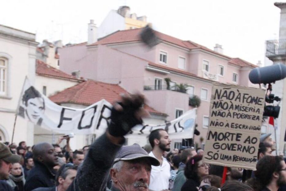 calçada, pedras, assembleia da república, parlamento, lisboa, protesto, manifestação, polícia, psp
