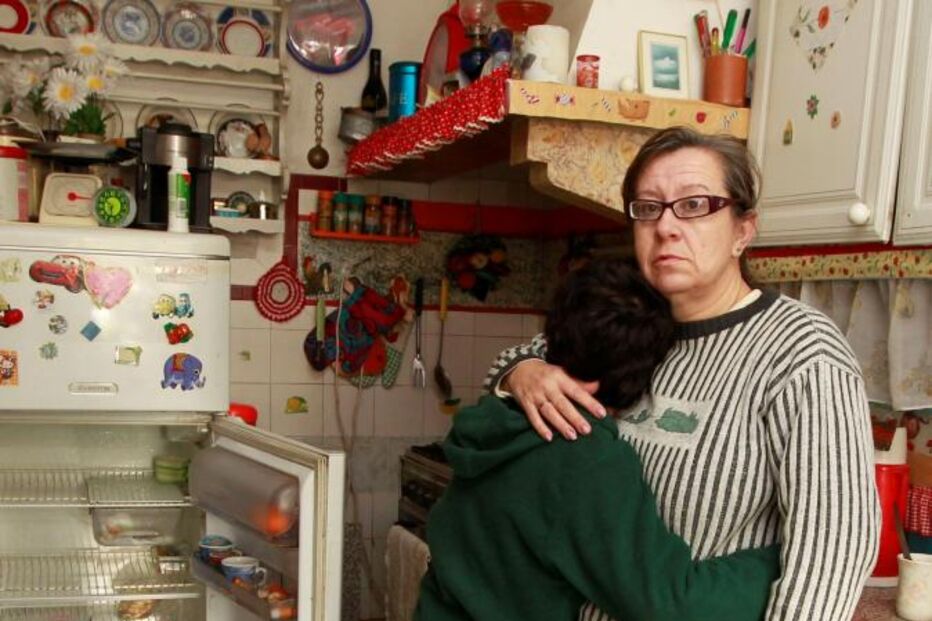 MENINO, ALMADA, ESCOLA, REFEIÇÃO, CANTINA, DÍVIDA, FAMÍLIA, COMIDA, CRISE